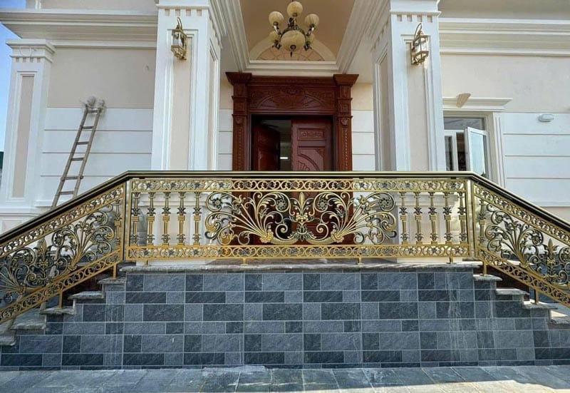cầu thang sơn màu nhũ đồng giả cổ